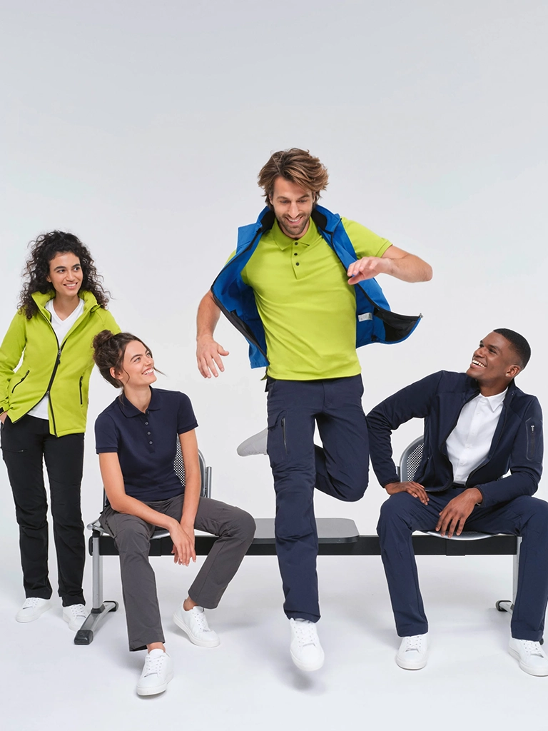 gruppe_01-image_hakro-EXKURS-Function-sneakers-accessoires_psocoav3_hr_241030_1212_verl